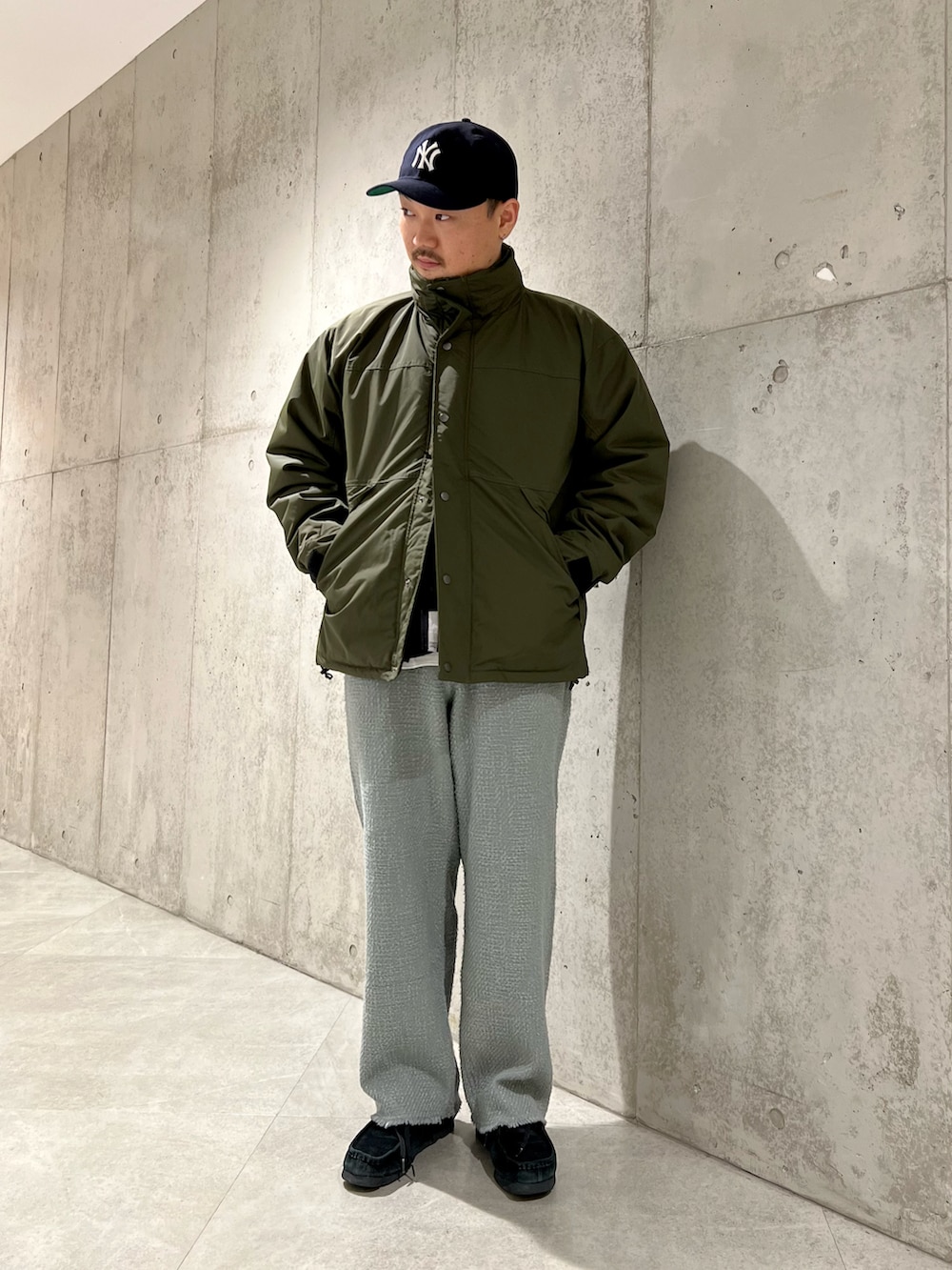 グリーン系のマウンテンパーカー、ブラック系のシャツ/ブラウス、ブラック系のシューズを着用したメンズの冬コーディネートの2枚目の写真