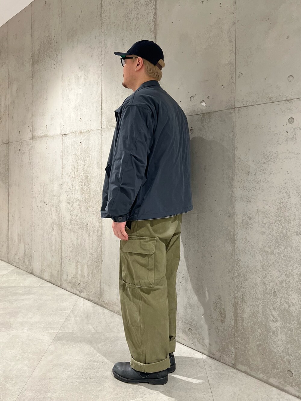 「春色、デートコーデ、古着MIX、お出かけコーデ、休日スタイル、ストリート、キャップ、ワイドパンツ、シンプルコーデ、カーゴパンツ、ブーツ、レイヤードスタイル、カジュアルコーデ」｜「SMELLYの316Lミニフープピアス（ピアス（両耳用）、シルバー系）」を使った、Jun さん（メンズ・176cm）の冬コーディネートの2枚目の写真