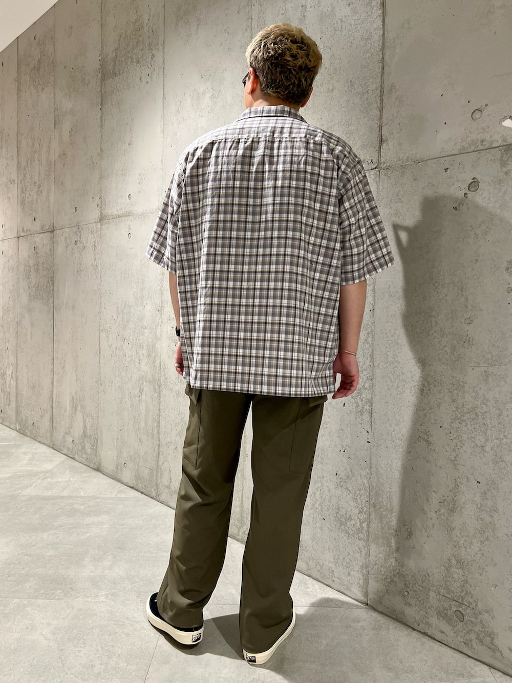 ブラック系のスニーカー、グレー系のシャツ/ブラウス、ブラック系のTシャツ/カットソーを着用したメンズの春コーディネートの5枚目の写真