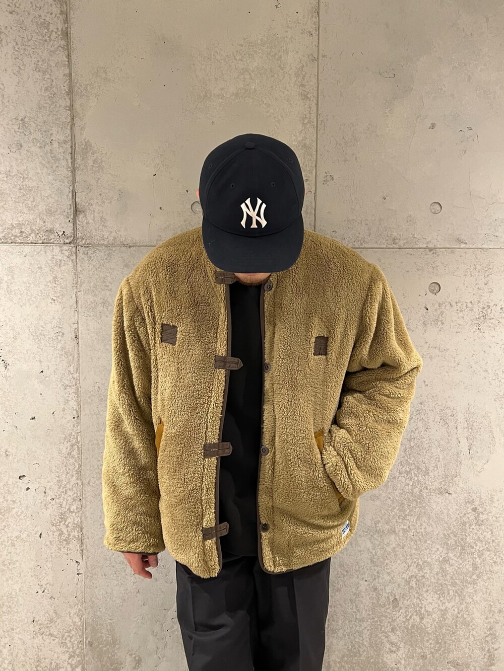 ブラック系のその他パンツ、ブラック系のスニーカー、ブラック系のスウェットを着用したメンズの秋コーディネートの5枚目の写真