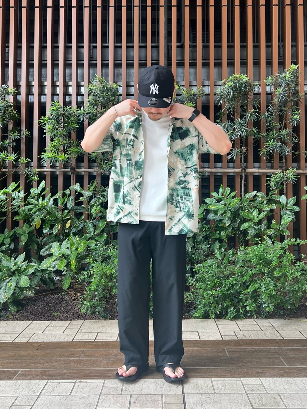 グリーン系のシャツ/ブラウス、ホワイト系のTシャツ/カットソー、ブラック系のサンダルを着用したメンズの春コーディネートの2枚目の写真