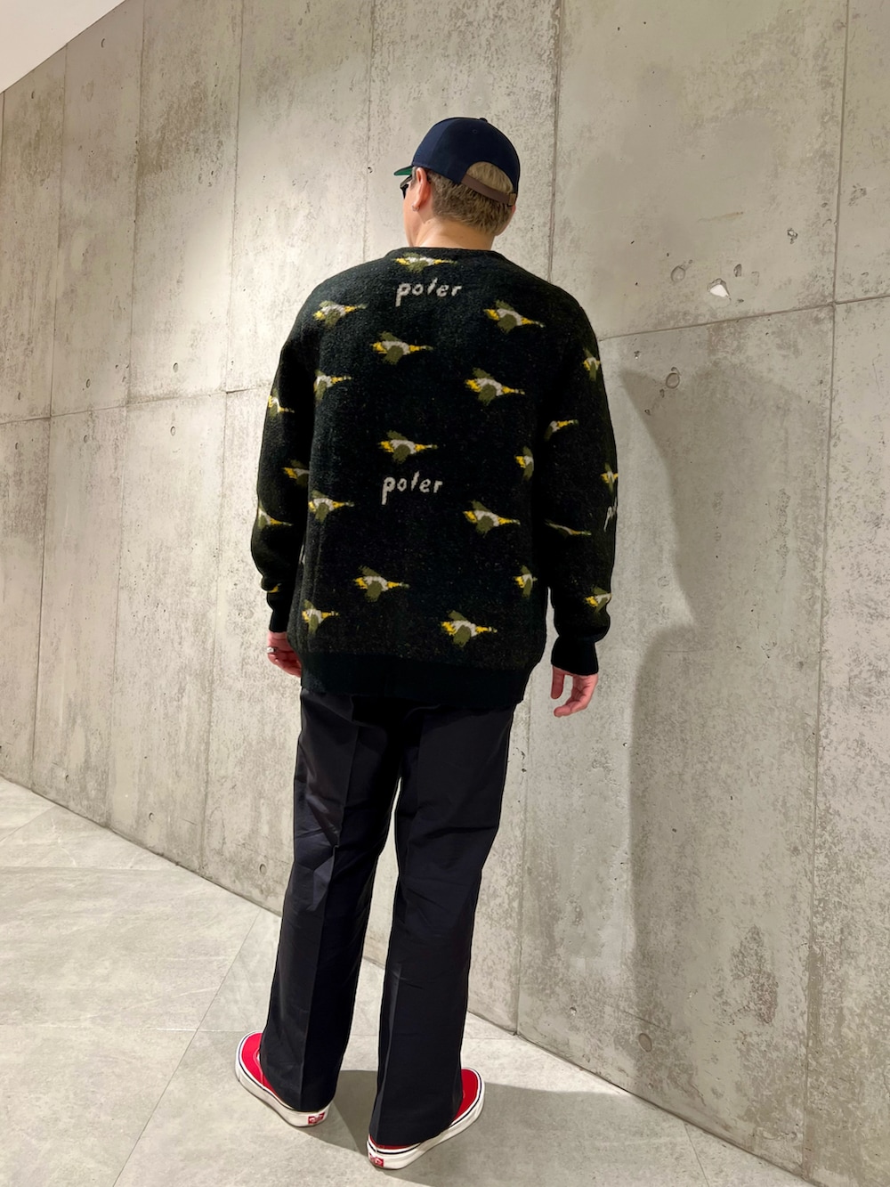 ブラック系のカーディガン/ボレロ、レッド系のスニーカー、ブラック系のその他パンツを着用したメンズの秋コーディネートの3枚目の写真