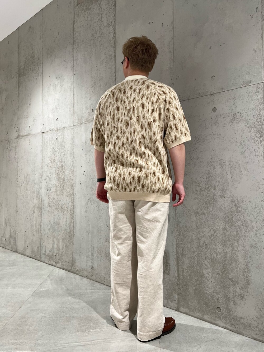 ベージュ系のポロシャツ、ベージュ系のその他パンツ、ブラウン系のその他シューズを着用したメンズの夏コーディネートの3枚目の写真