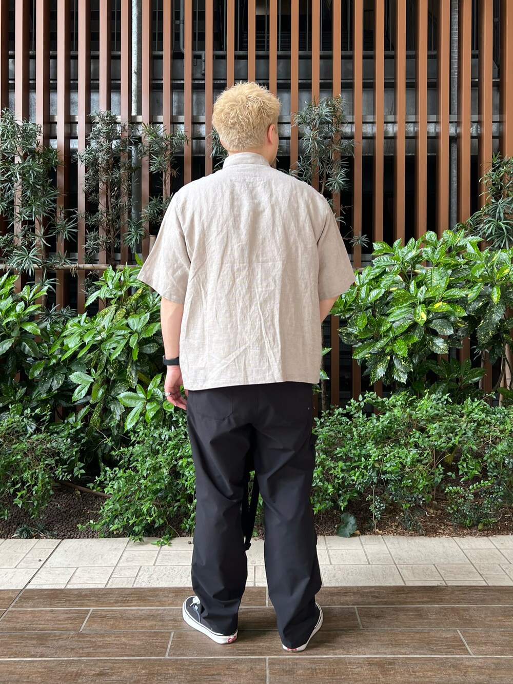 ベージュ系のシャツ/ブラウス、ブラック系のスニーカー、ブラック系のその他パンツを着用したメンズの春コーディネートの4枚目の写真