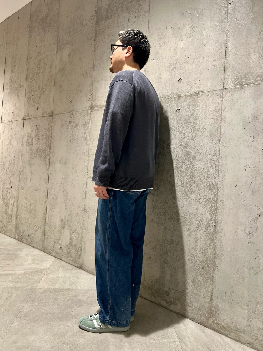 ブルー系のデニムパンツ、ホワイト系のTシャツ/カットソー、グレー系のカーディガン/ボレロを着用したメンズの春コーディネートの4枚目の写真