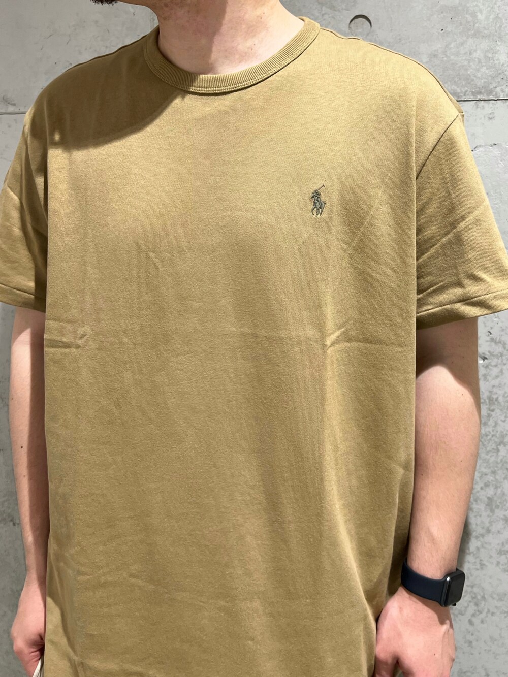 ベージュ系のTシャツ/カットソー、グレー系のショルダーバッグ、ブラック系のその他パンツを着用したメンズの夏コーディネートの2枚目の写真