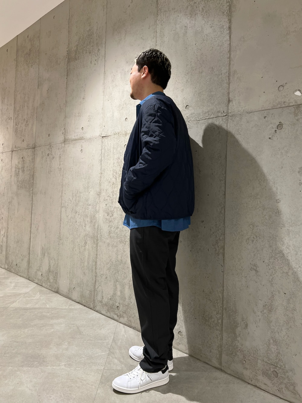 ブルー系のその他アウター、ブルー系のシャツ/ブラウス、グレー系のその他パンツを着用したメンズの春コーディネートの4枚目の写真