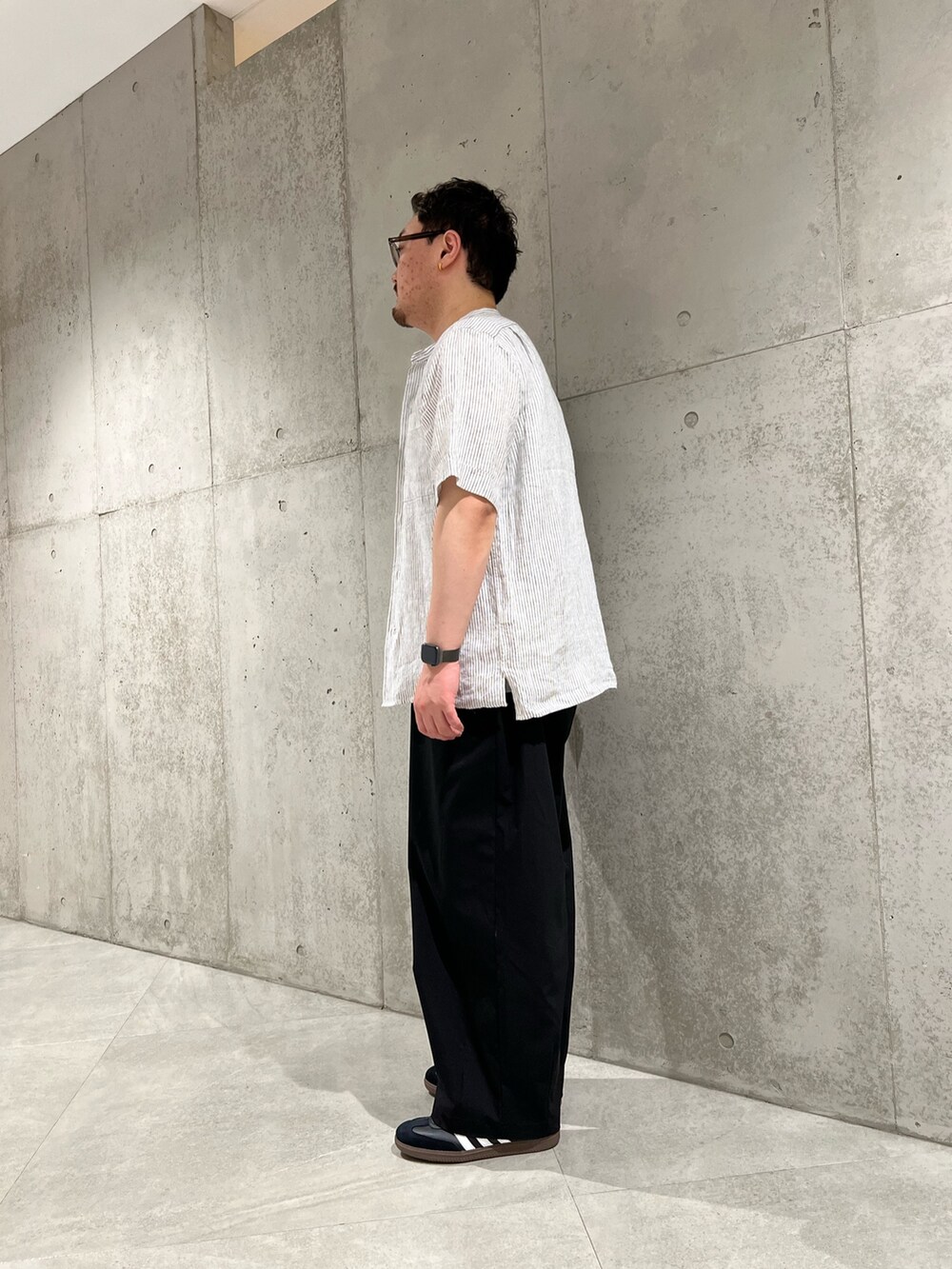 その他のシャツ/ブラウス、グレー系のタンクトップ、ブラック系のその他パンツを着用したメンズの夏コーディネートの2枚目の写真