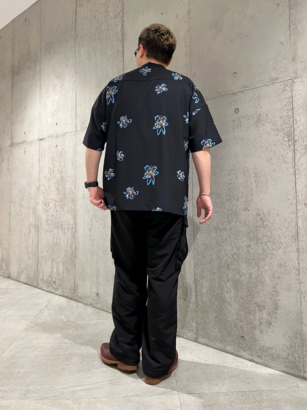 ブラック系のカーゴパンツ、ブラック系のシャツ/ブラウス、ブラック系のタンクトップを着用したメンズの夏コーディネートの4枚目の写真