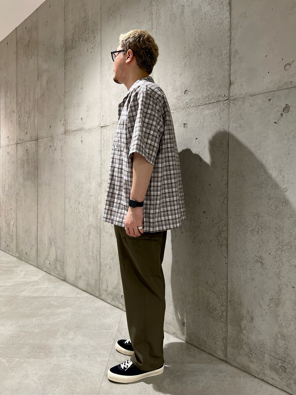 ブラック系のスニーカー、グレー系のシャツ/ブラウス、ブラック系のTシャツ/カットソーを着用したメンズの春コーディネートの4枚目の写真