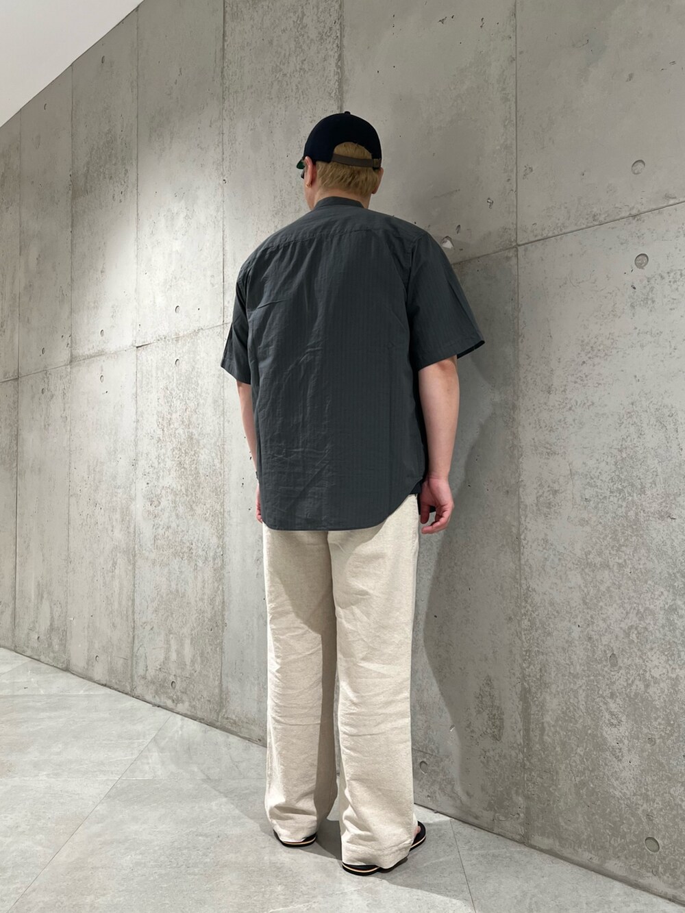 グレー系のシャツ/ブラウス、ブラック系のTシャツ/カットソー、ベージュ系のその他パンツを着用したメンズの夏コーディネートの3枚目の写真