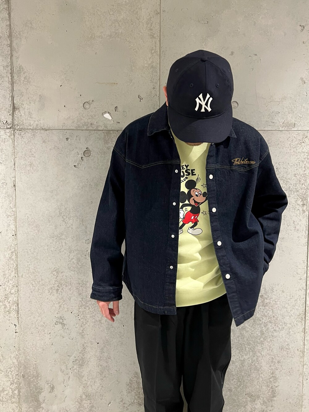 ブルー系のデニムジャケット、その他のスニーカー、ブラック系のチノパンツを着用したメンズの冬コーディネートの2枚目の写真