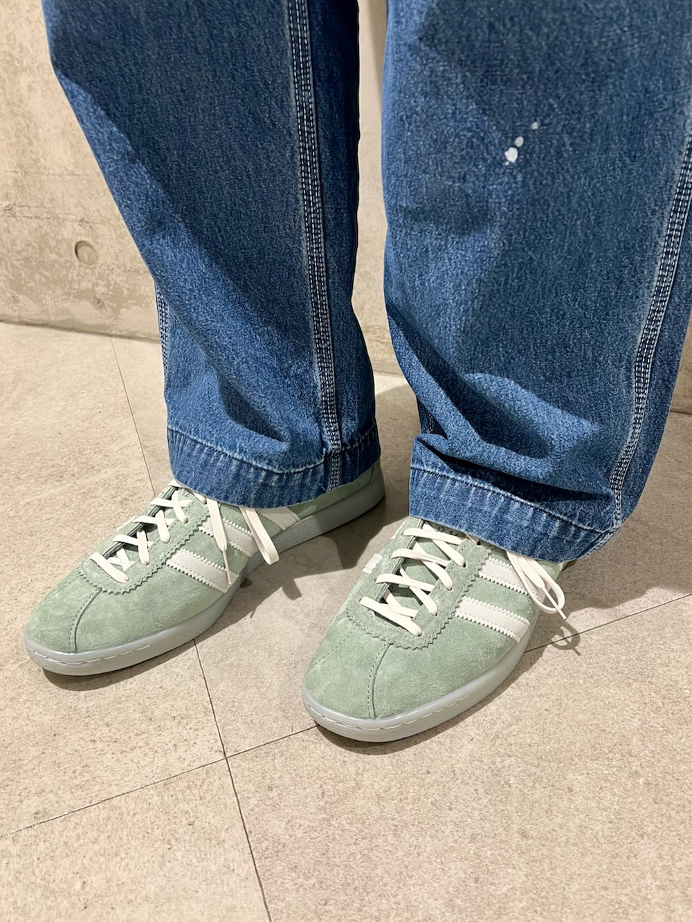 ブルー系のデニムパンツ、ホワイト系のTシャツ/カットソー、グレー系のカーディガン/ボレロを着用したメンズの春コーディネートの3枚目の写真