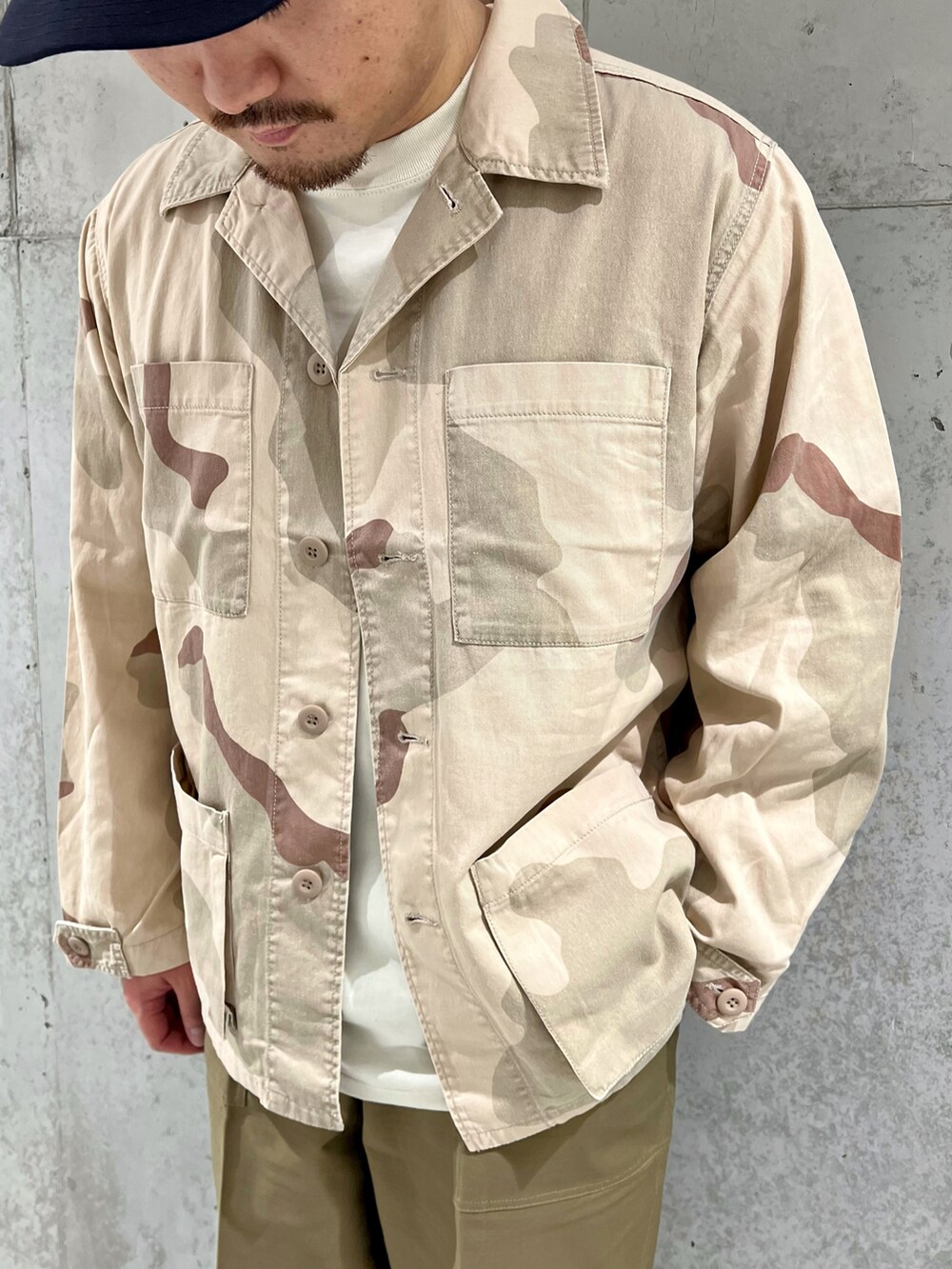 その他のミリタリージャケット、ホワイト系のTシャツ/カットソー、グリーン系のその他パンツを着用したメンズの秋コーディネートの2枚目の写真