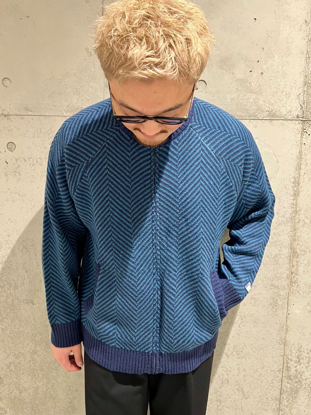 ブルー系のカーディガン/ボレロ、ブラック系のその他アウター、ブラック系のその他パンツを着用したメンズの冬コーディネートの4枚目の写真