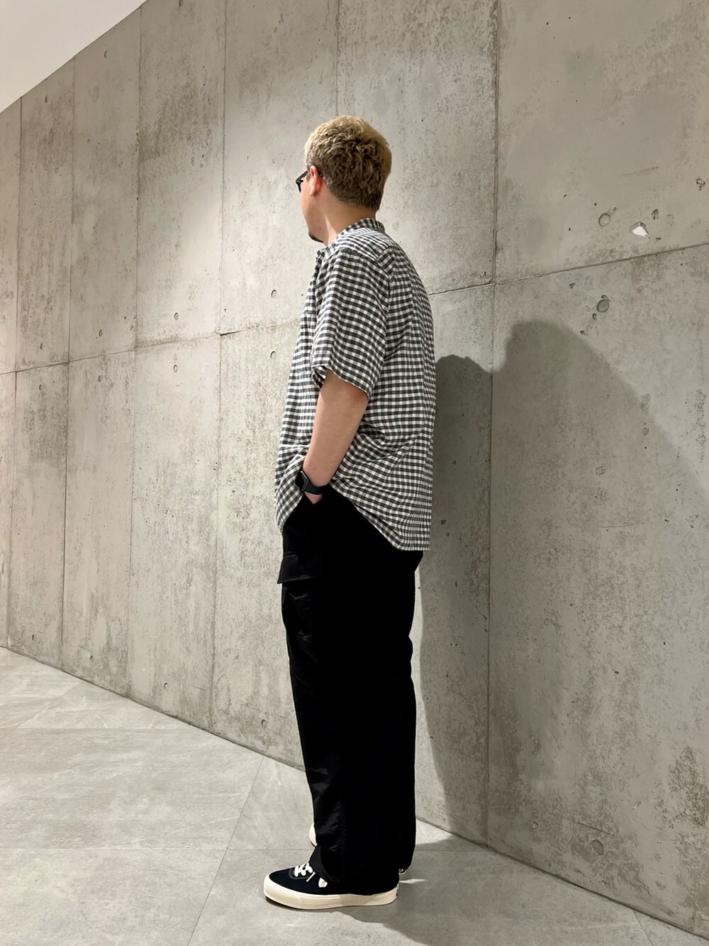 その他のシャツ/ブラウス、ホワイト系のTシャツ/カットソー、ブラック系のその他パンツを着用したメンズの春コーディネートの4枚目の写真