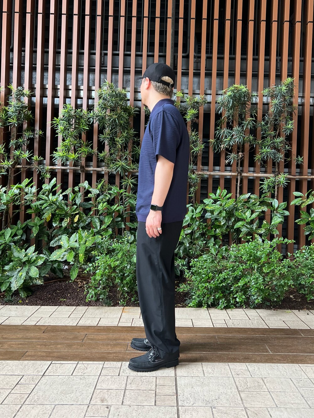 ブラック系のその他パンツ、ブラック系のシューズ、ブルー系のポロシャツを着用したメンズの夏コーディネートの3枚目の写真