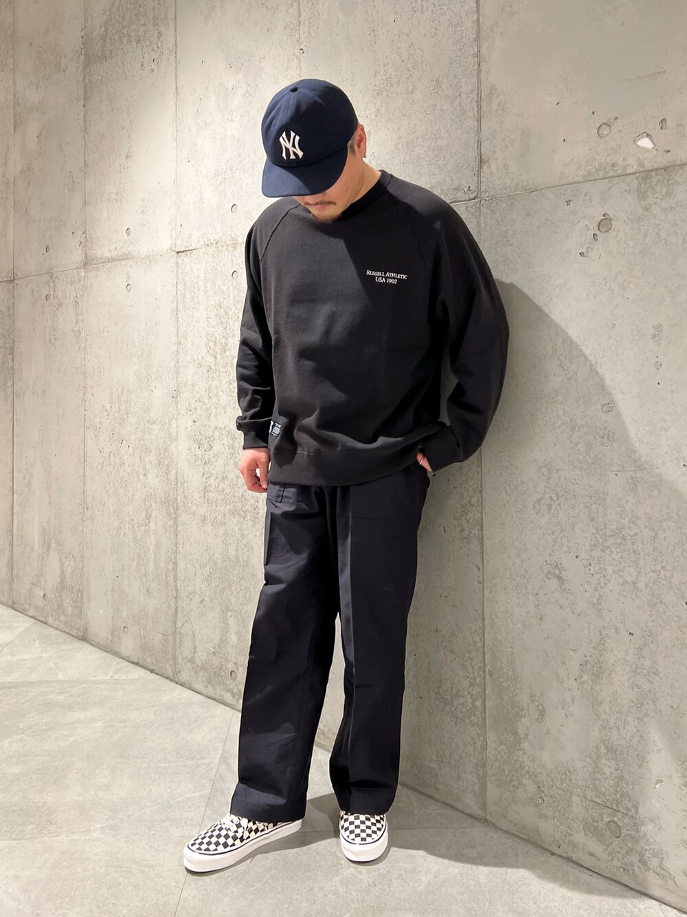 ブラック系のその他パンツ、ブラック系のスニーカー、ブラック系のスウェットを着用したメンズの秋コーディネートの4枚目の写真