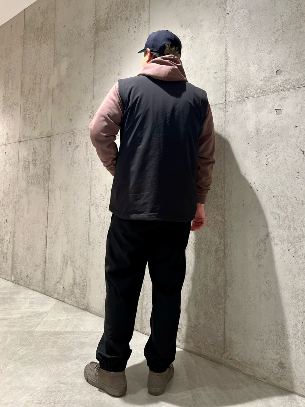 ブラック系のブルゾン、レッド系のパーカー、ブラック系のその他パンツを着用したメンズの冬コーディネートの3枚目の写真