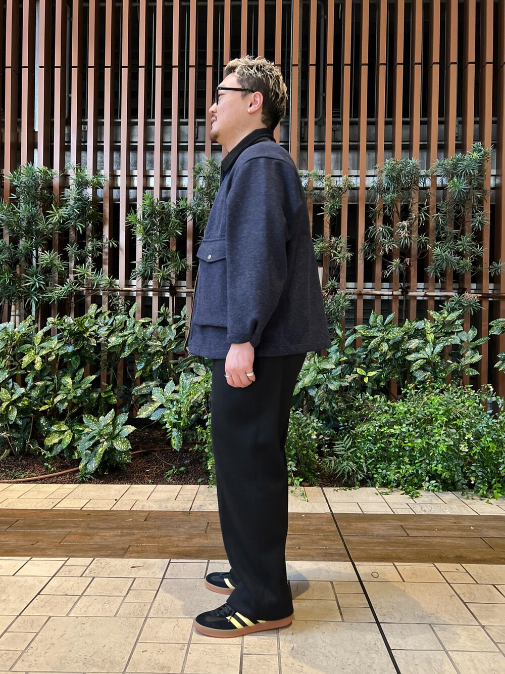 ブルー系のブルゾン、グレー系のTシャツ/カットソー、ブラック系のその他パンツを着用したメンズの冬コーディネートの2枚目の写真