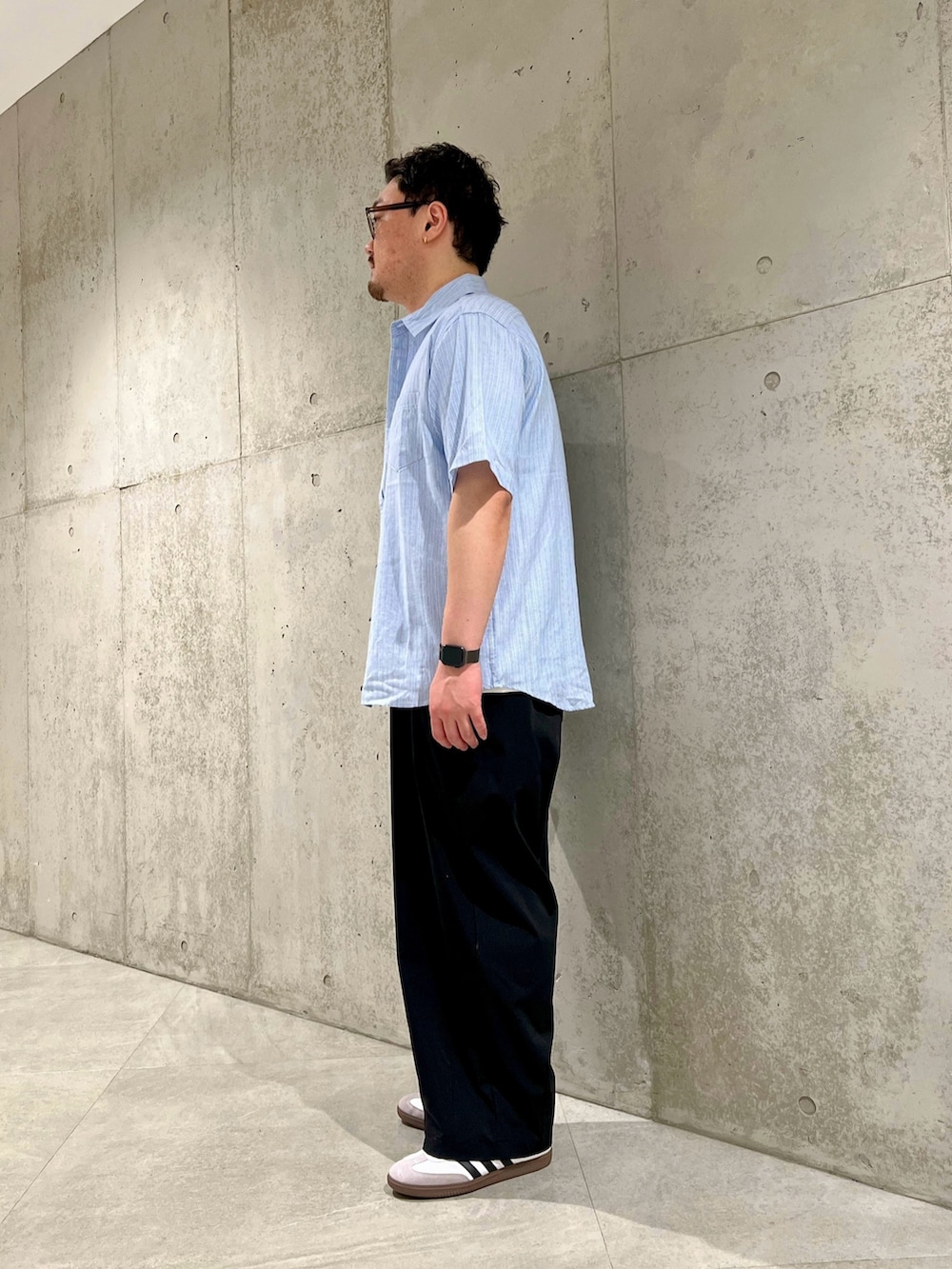 その他のシャツ/ブラウス、ホワイト系のTシャツ/カットソー、ブラック系のその他パンツを着用したメンズの夏コーディネートの2枚目の写真