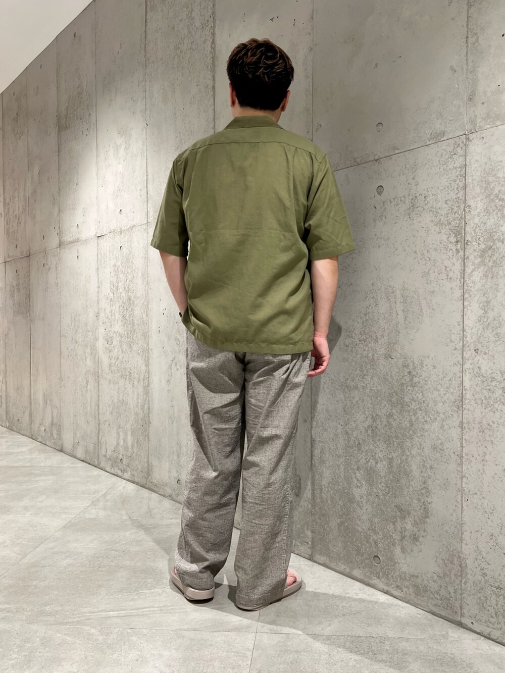 ホワイト系のその他パンツ、グリーン系のシャツ/ブラウス、ホワイト系のタンクトップを着用したメンズの夏コーディネートの3枚目の写真