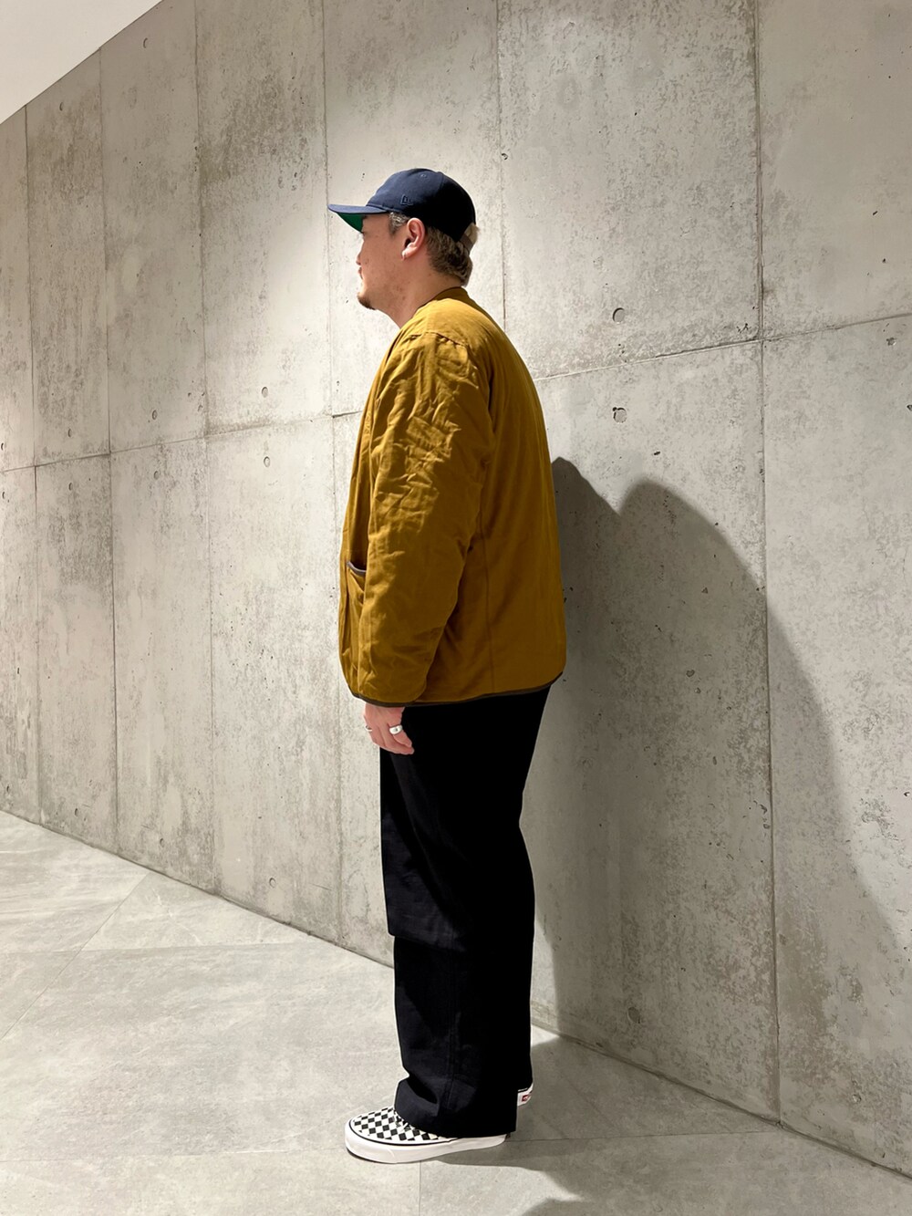 ブラック系のその他パンツ、ブラック系のスニーカー、ブラック系のスウェットを着用したメンズの秋コーディネートの2枚目の写真