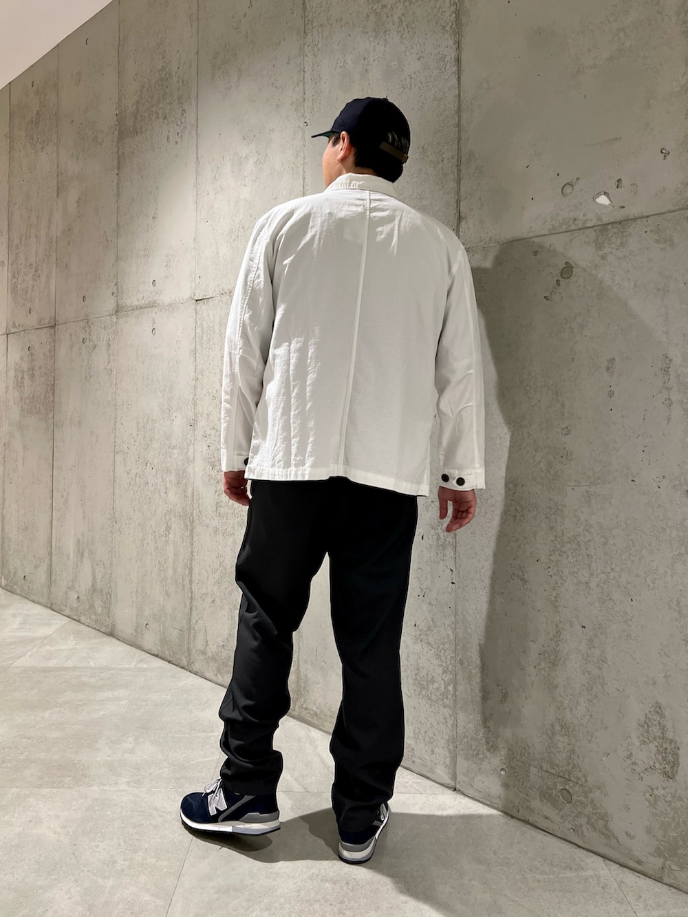 ホワイト系のカバーオール、ブラック系のその他パンツ、グレー系のTシャツ/カットソーを着用したメンズの春コーディネートの4枚目の写真