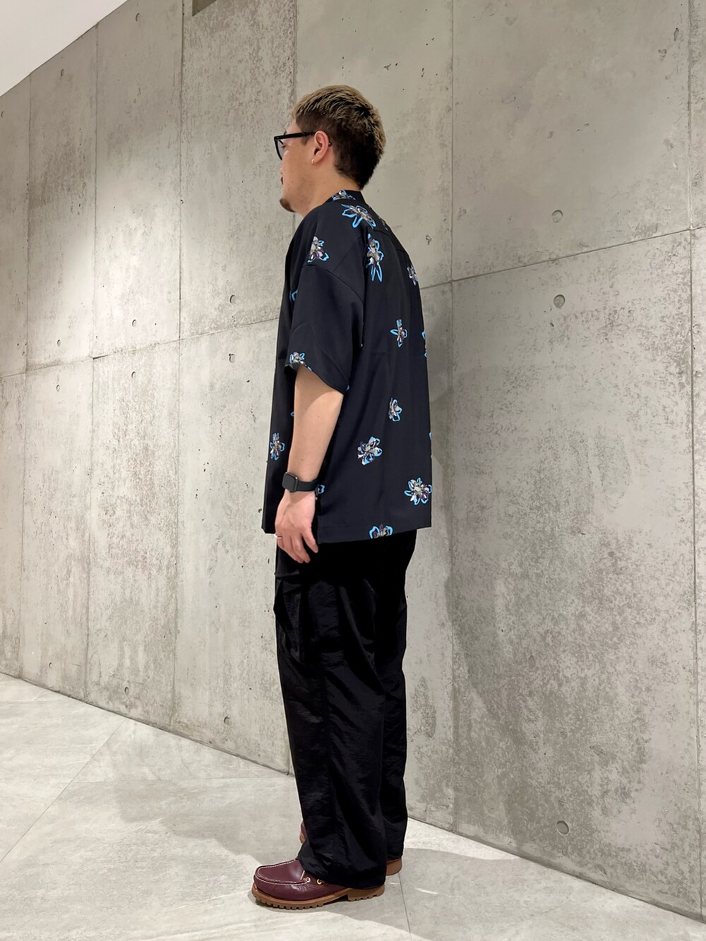 ブラック系のカーゴパンツ、ブラック系のシャツ/ブラウス、ブラック系のタンクトップを着用したメンズの夏コーディネートの3枚目の写真