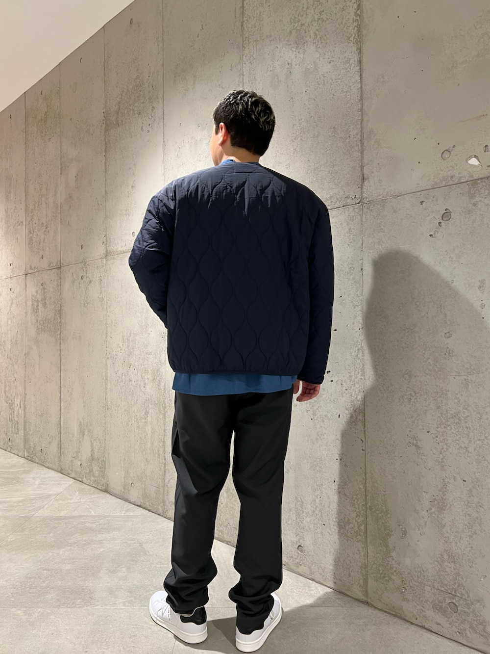 ブルー系のその他アウター、ブルー系のシャツ/ブラウス、グレー系のその他パンツを着用したメンズの春コーディネートの5枚目の写真