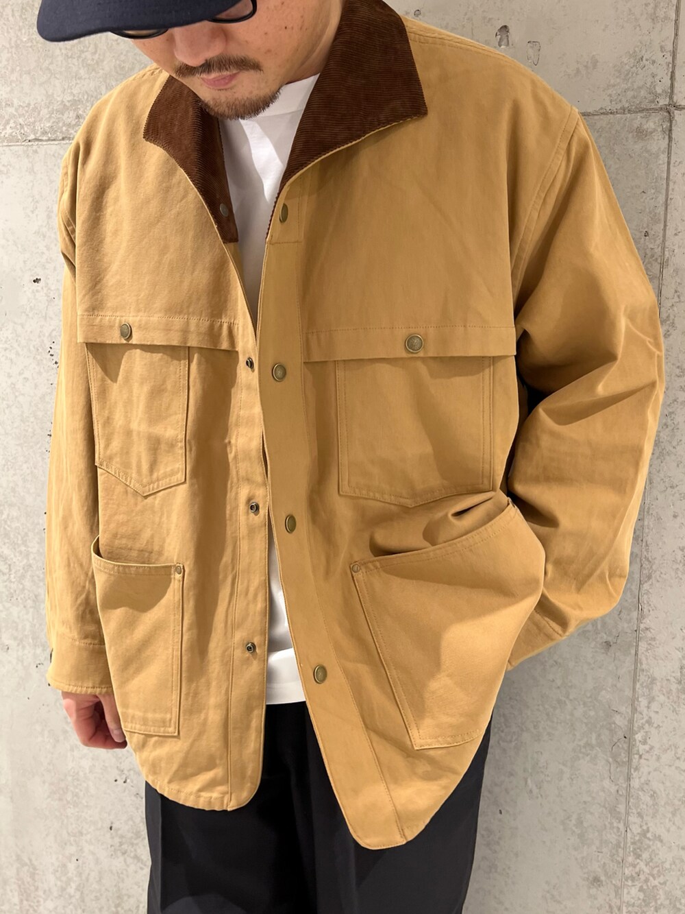 「カジュアル、キャップ、ストリート、カバーオール、ロンT、休日スタイル、ワイドパンツ、お出かけコーデ、メガネ男子、秋コーデ」｜「SMELLYの316Lミニフープピアス（ピアス（両耳用）、シルバー系）」を使った、Jun さん（メンズ・176cm）の秋コーディネートの2枚目の写真