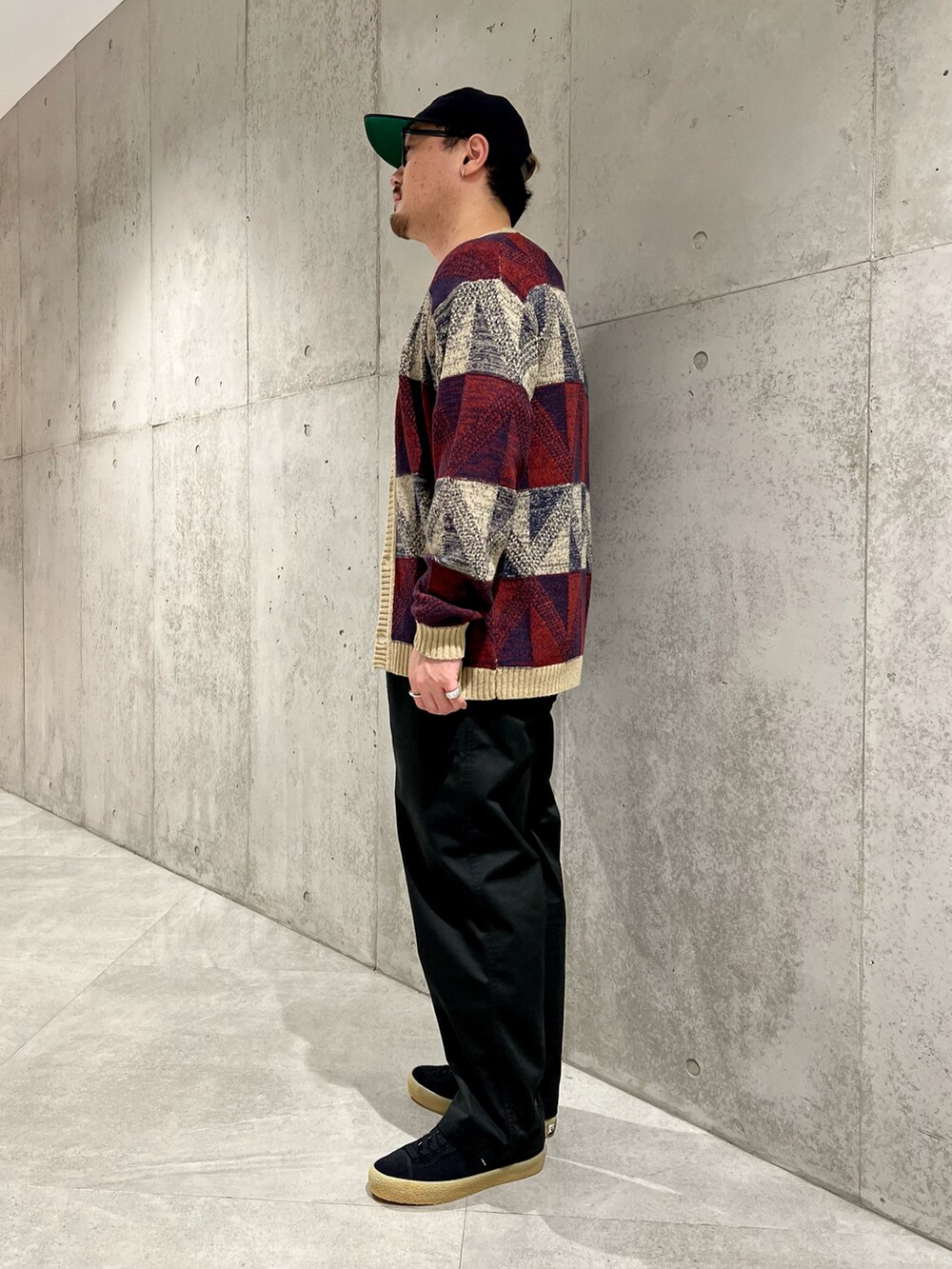 ホワイト系のTシャツ/カットソー、ベージュ系のカーディガン/ボレロ、ブラック系のチノパンツを着用したメンズの夏コーディネートの3枚目の写真