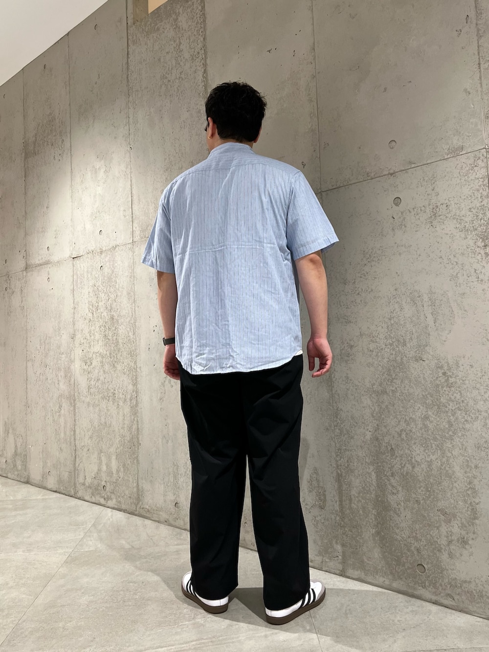 その他のシャツ/ブラウス、ホワイト系のTシャツ/カットソー、ブラック系のその他パンツを着用したメンズの夏コーディネートの3枚目の写真