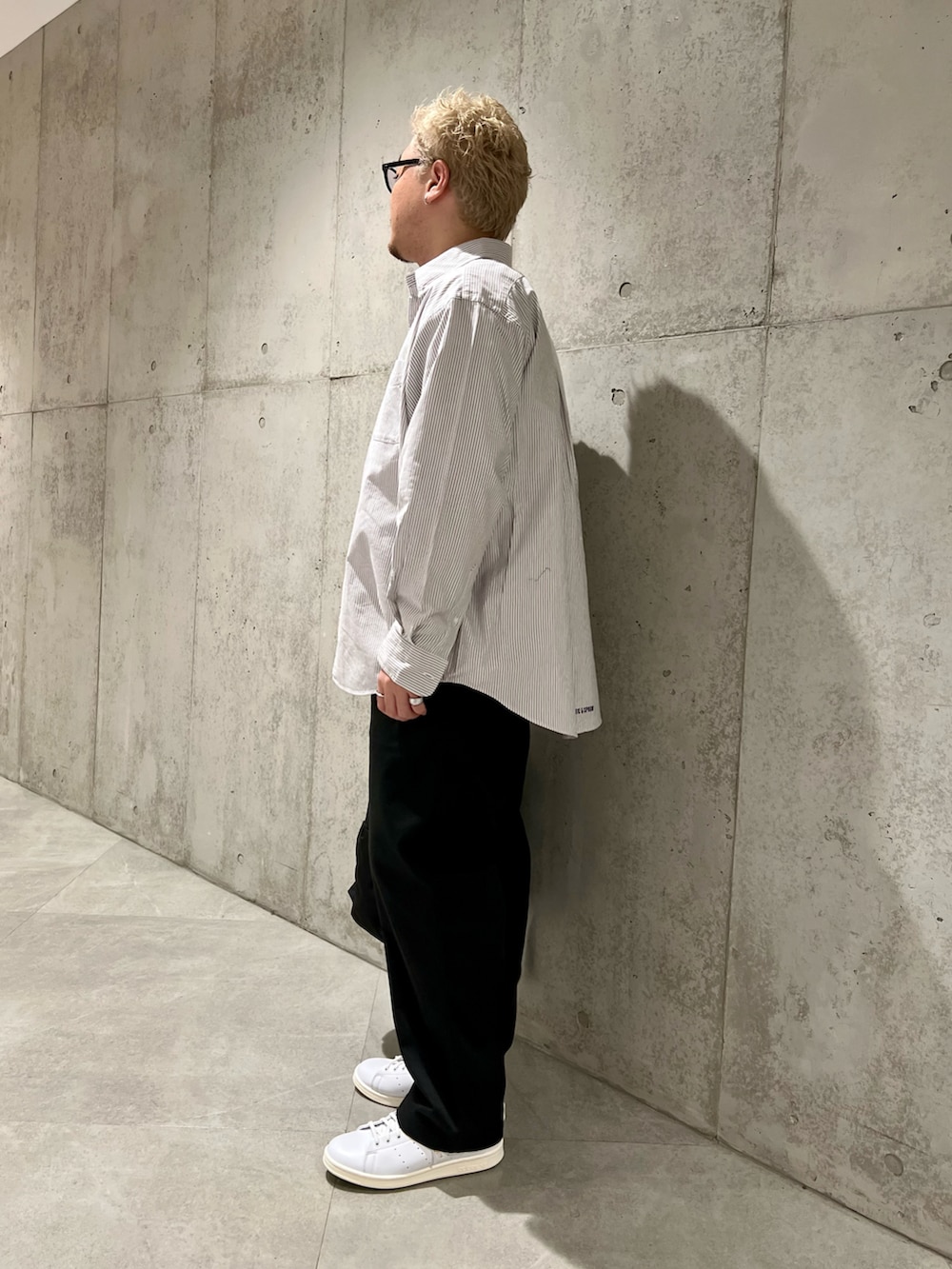 ブラウン系のシャツ/ブラウス、ブラック系のバックパック/リュック、ブラック系のチノパンツを着用したメンズの秋コーディネートの2枚目の写真