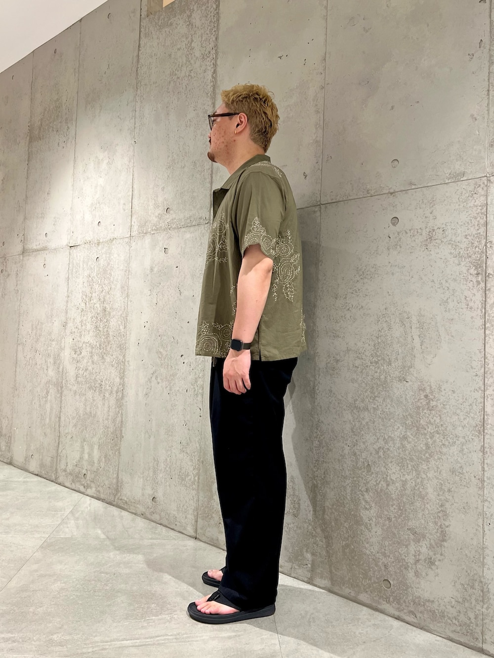 ブラック系のパンツ、グリーン系のシャツ/ブラウス、ブラック系のサンダルを着用したメンズの夏コーディネートの2枚目の写真