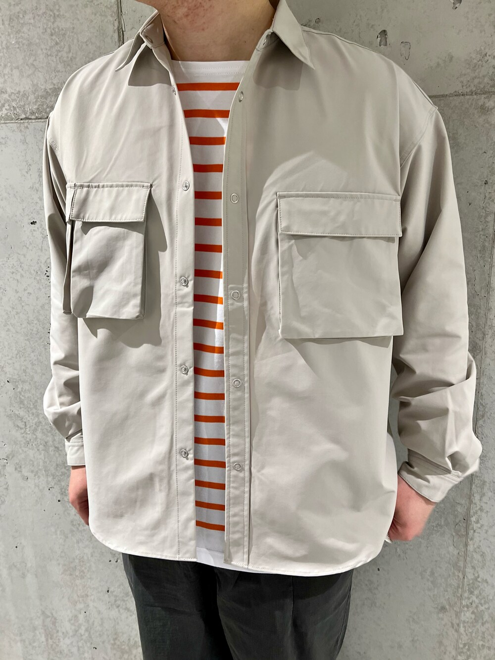 ベージュ系のシャツ/ブラウス、オレンジ系のTシャツ/カットソー、ブラック系のその他パンツを着用したメンズの春コーディネートの2枚目の写真