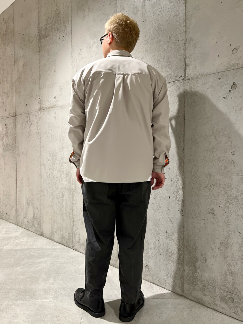 ベージュ系のシャツ/ブラウス、オレンジ系のTシャツ/カットソー、ブラック系のその他パンツを着用したメンズの春コーディネートの4枚目の写真