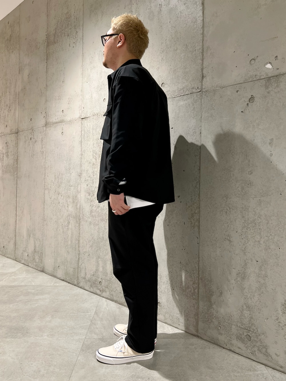 ブラック系のシャツ/ブラウス、ブルー系のTシャツ/カットソー、ブラック系のその他パンツを着用したメンズの春コーディネートの3枚目の写真