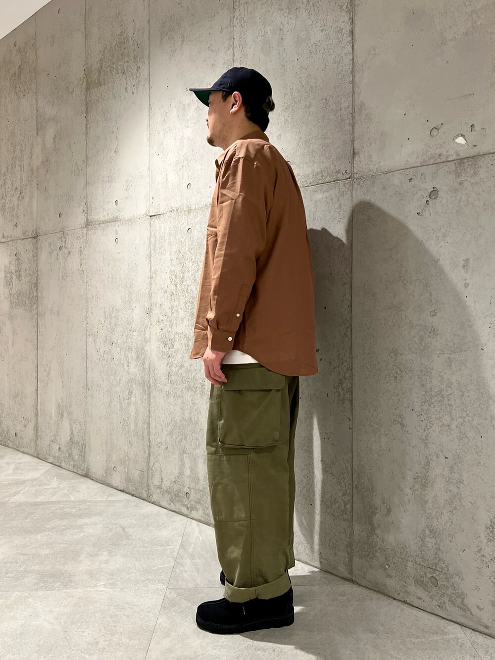 オレンジ系のシャツ/ブラウス、グリーン系のカーゴパンツ、ホワイト系のTシャツ/カットソーを着用したメンズの春コーディネートの3枚目の写真