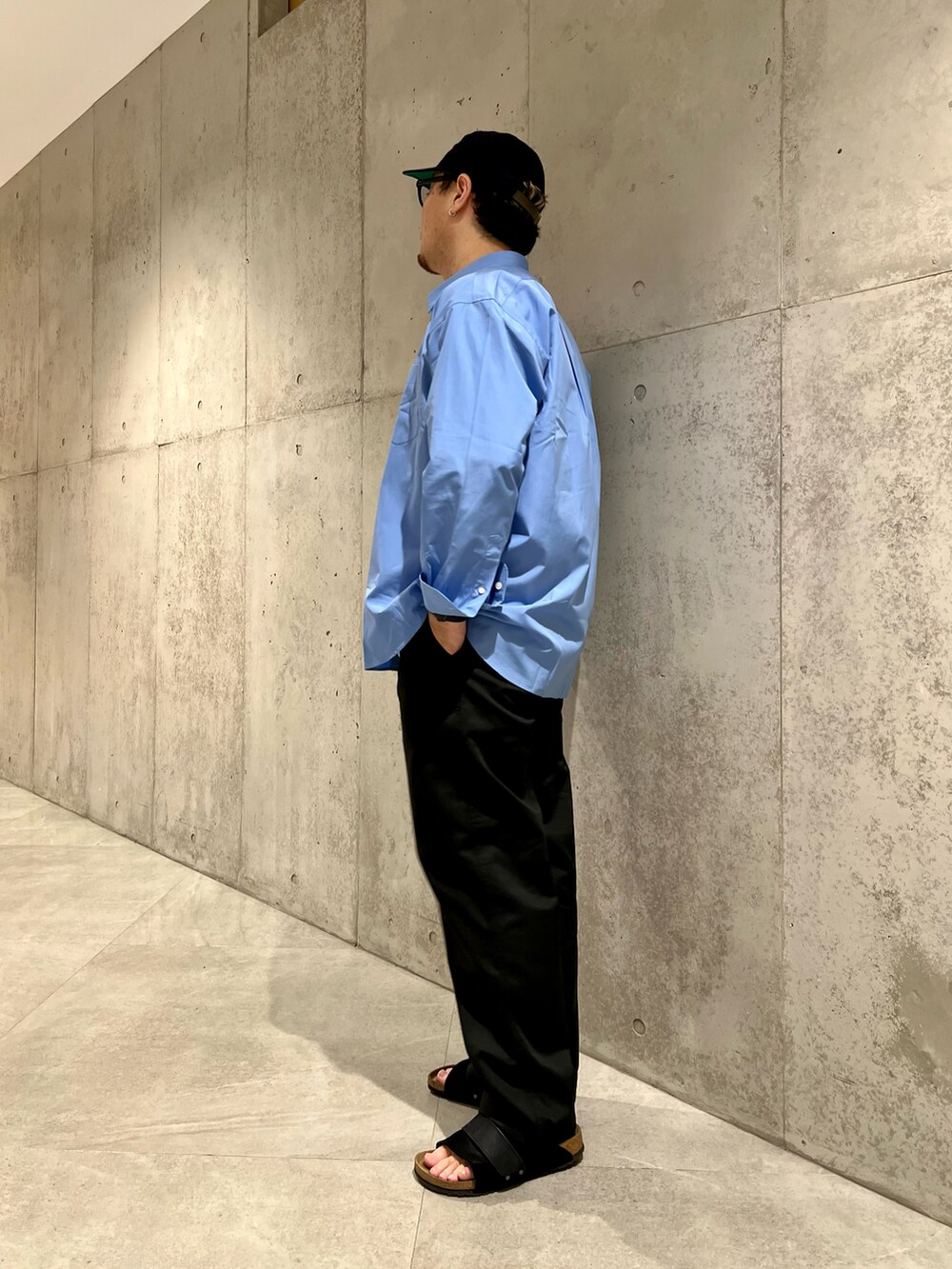ホワイト系のTシャツ/カットソー、ブラック系のチノパンツ、ブルー系のシャツ/ブラウスを着用したメンズの夏コーディネートの3枚目の写真