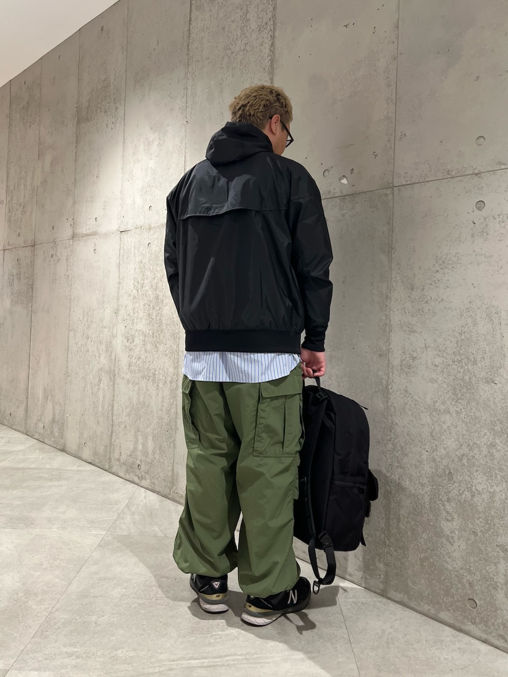 ブラック系のナイロンジャケット、ブルー系のシャツ/ブラウス、グリーン系のカーゴパンツを着用したメンズの冬コーディネートの3枚目の写真