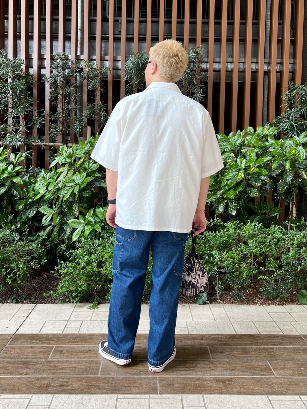 ホワイト系のシャツ/ブラウス、ホワイト系のTシャツ/カットソー、ブラック系のスニーカーを着用したメンズの春コーディネートの4枚目の写真