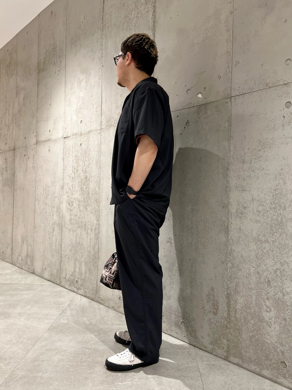 ホワイト系のスニーカー、ブラック系のシャツ/ブラウス、オレンジ系のTシャツ/カットソーを着用したメンズの夏コーディネートの3枚目の写真