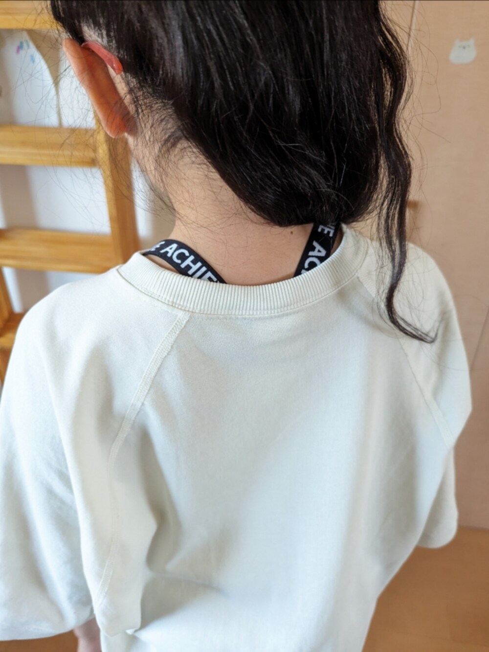 ホワイト系のTシャツ/カットソー、グレー系のその他パンツを着用したキッズの夏コーディネートの2枚目の写真