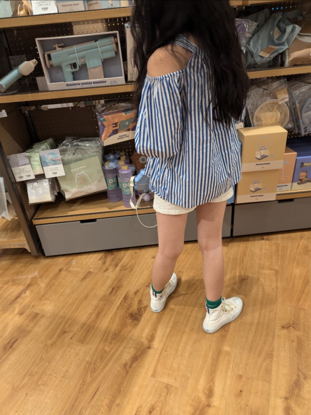 「夏コーデ、ストライプ、ストライプシャツ、ショートパンツ、白パンツ、ロングヘア、靴下屋、靴下チラ見せ、キッズファッション、ハイカット、コンバース、女の子」｜「ZARAのアイテム（シャツ/ブラウス、ブルー系）」を使った、popotan724さん（キッズ・144cm）の夏コーディネートの3枚目の写真