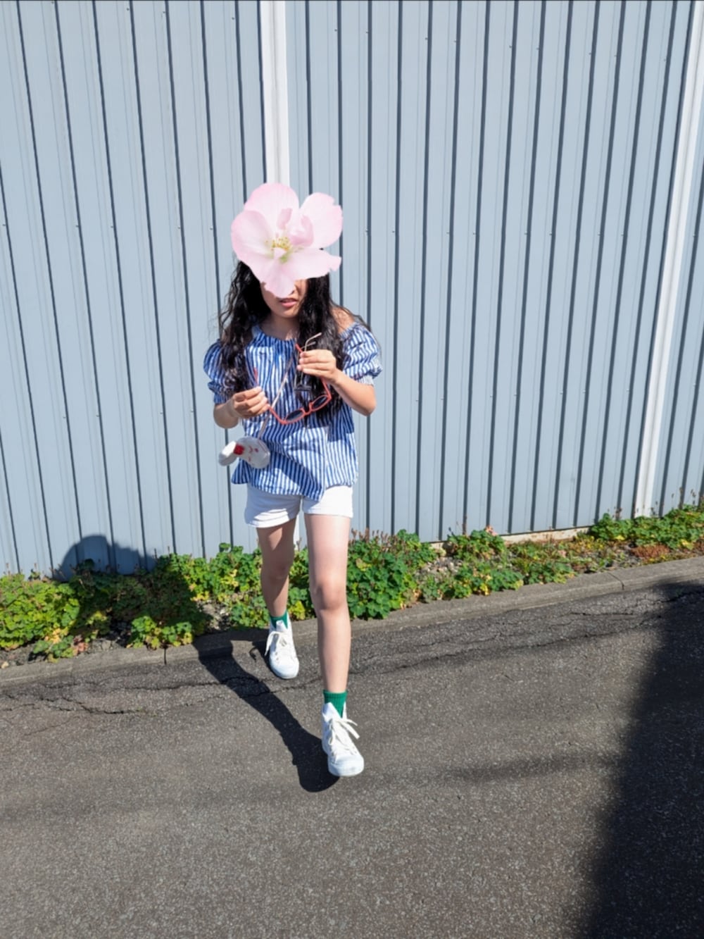 「夏コーデ、ストライプ、ストライプシャツ、ショートパンツ、白パンツ、ロングヘア、靴下屋、靴下チラ見せ、キッズファッション、ハイカット、コンバース、女の子」｜「ZARAのアイテム（シャツ/ブラウス、ブルー系）」を使った、popotan724さん（キッズ・144cm）の夏コーディネートの2枚目の写真