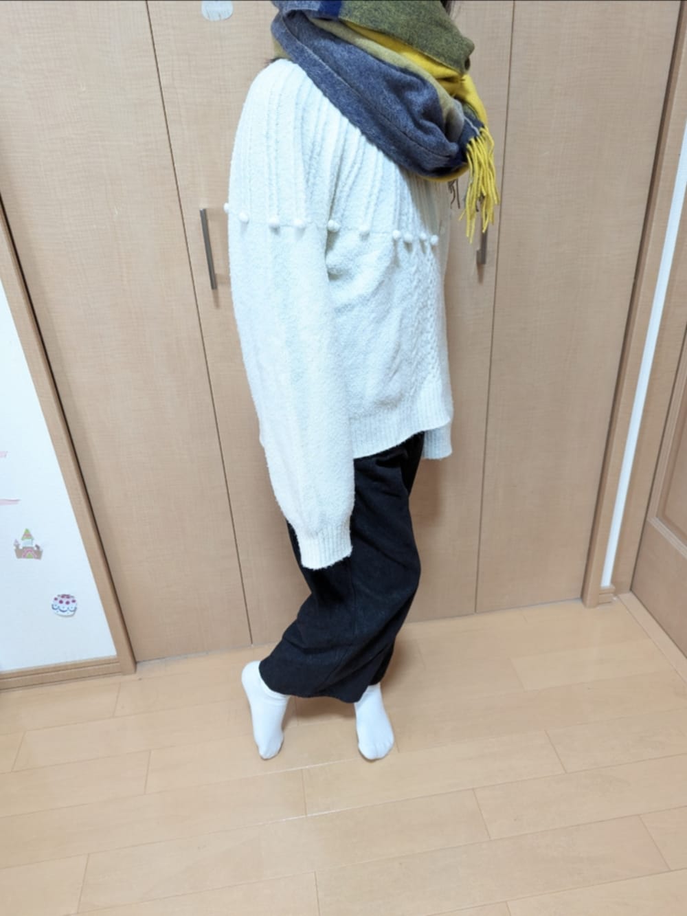 「ニット、デニム、レイヤードスタイル、フユコーデ、ふゆが来るよ、冬支度、チェックマフラー、チェック、黄色チェック、白靴下、学校、小4女子、小4、デニムは150サイズ、ニットは160サイズ」｜「しまむらのアイテム（デニムパンツ、ブラック系）」を使った、popotan724さん（キッズ・144cm）の秋コーディネートの2枚目の写真