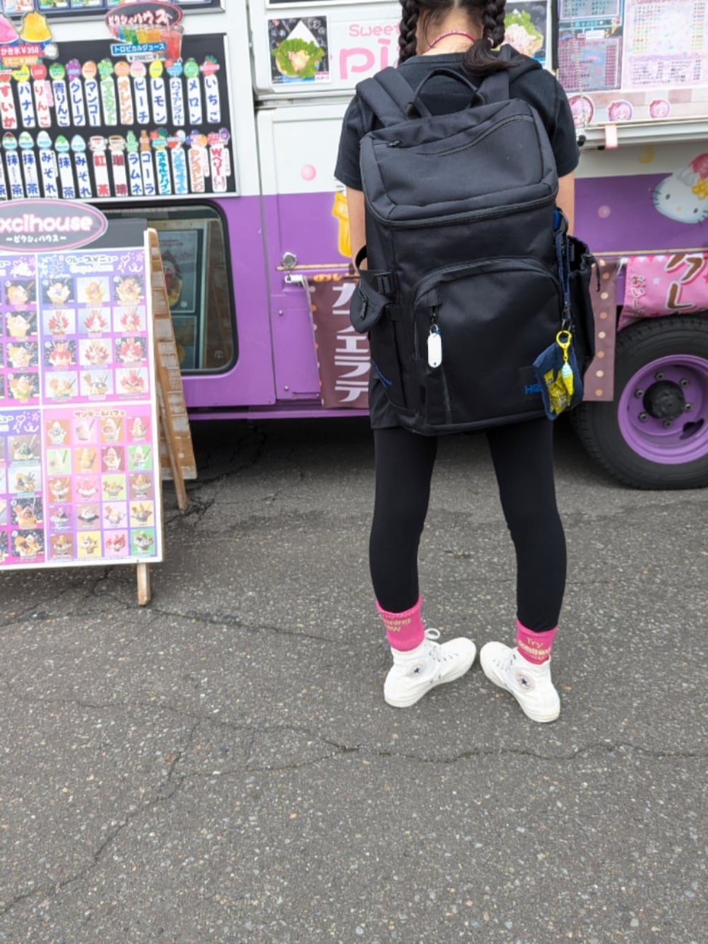 「シャツワンピを羽織る、シャツワンピ、デニムワンピース、LEE、コンバース ハイカット、コンバース オールスター、コンバース、コンバースハートパッチ、ピンク靴下、タンパンスタイル、スポーツミックス、黒レギンス、レギンス、小学生コーデ、学祭」｜「CONVERSEのアイテム（スニーカー、ホワイト系）」を使った、popotan724さん（キッズ・149cm）の夏コーディネートの2枚目の写真
