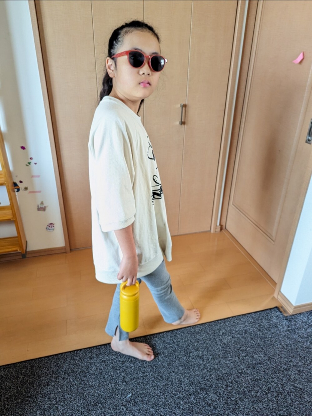 ホワイト系のTシャツ/カットソー、グレー系のその他パンツを着用したキッズの夏コーディネートの3枚目の写真