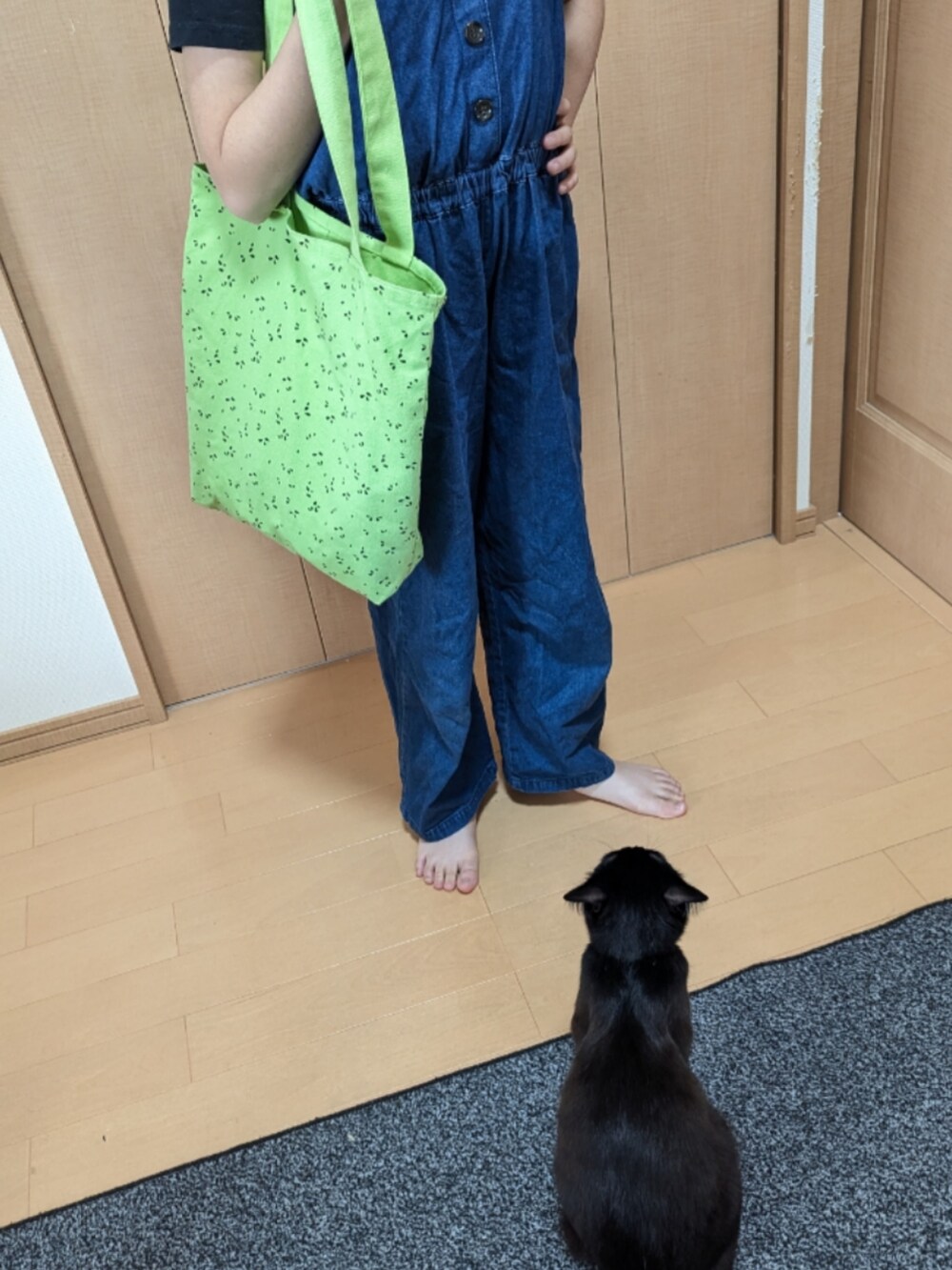 「SHOO・LA・RUEのアイテム（オールインワン・サロペット、ブルー系）」を使った、popotan724さん（キッズ・149cm）の春コーディネートの3枚目の写真